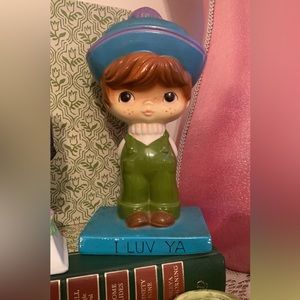 I luv ya American greetings statue with flowers behind back